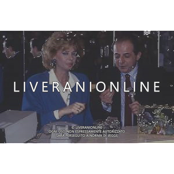 DIAP-RETROSPETTIVA ENRICA BONACCORTI ATTRICE E CONDUTTRICE TELEVISIVA NELLA FOTO ENRICA BONACCORTI CON GIANCARLO MAGALLI NELLA TRASMISSIONE TELEVISIVA PRONTO CHI GIOCA NELL\'ANNO 1986 FOTO EDGARDO DELLA SCORCIOSA-AG ALDO LIVERANI SAS 