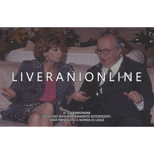 DIAP-RETROSPETTIVA ENRICA BONACCORTI ATTRICE E CONDUTTRICE TELEVISIVA NELLA FOTO ENRICA BONACCORTI CON GIOVANNI SPADOLINI NELLA TRASMISSIONE TELEVISIVA PRONTO CHI GIOCA NELL\'ANNO 1986 FOTO EDGARDO DELLA SCORCIOSA-AG ALDO LIVERANI SAS 