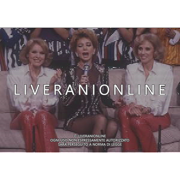 DIAP-RETROSPETTIVA ENRICA BONACCORTI ATTRICE E CONDUTTRICE TELEVISIVA NELLA FOTO ENRICA BONACCORTI CON LE GEMELLE KESSLER NELLA TRASMISSIONE TELEVISIVA PRONTO CHI GIOCA NELL\'ANNO 1986 FOTO EDGARDO DELLA SCORCIOSA-AG ALDO LIVERANI SAS 