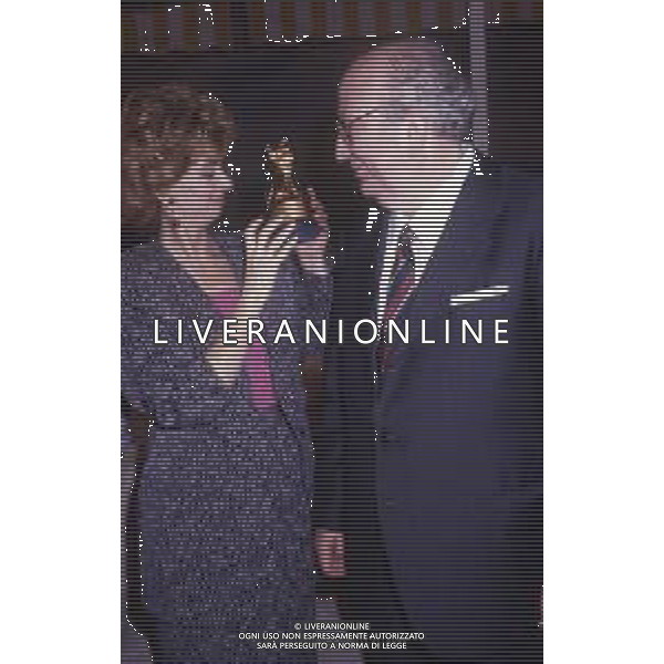 DIAP-RETROSPETTIVA ENRICA BONACCORTI ATTRICE E CONDUTTRICE TELEVISIVA NELLA FOTO ENRICA BONACCORTI CON GIOVANNI SPADOLINI NELLA TRASMISSIONE TELEVISIVA PRONTO CHI GIOCA NELL\'ANNO 1986 FOTO EDGARDO DELLA SCORCIOSA-AG ALDO LIVERANI SAS 