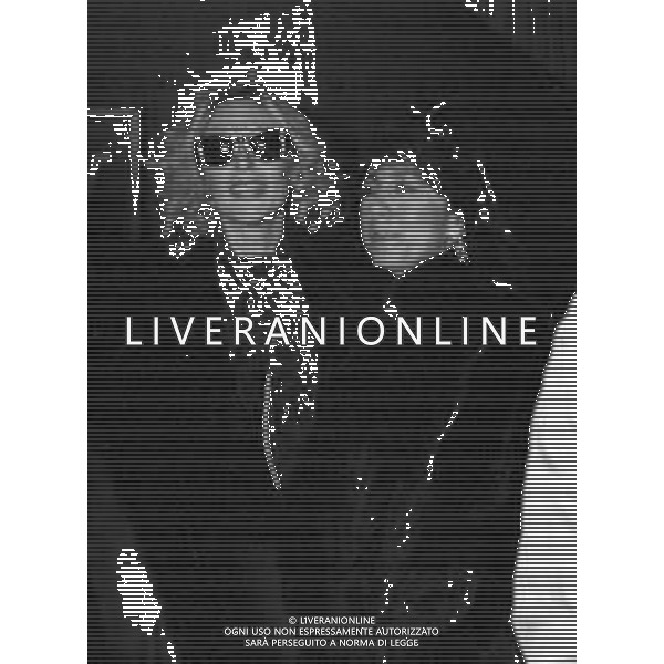 Neg- RETROSPETTIVA LORETTA GOGGI CANTANTE E CONDUTTRICE TELEVISIVA NELLA FOTO CON LA SORELLA DANIELA NEL 1985 AG ALDO LIVERANI SAS