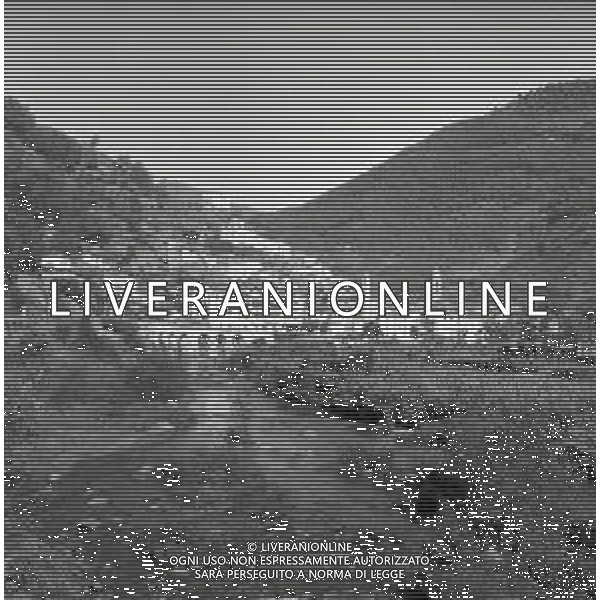 NEG-1963 ARMA DI TAGGIA LA BATTAGLIA DI SAN MARTINO PER LA COSTRUZIONE DELLA DIGA LA POPOLAZIONE NON LA VUOLE E PROTESTA IL GIORNO 11 NOVEMBRE 1963 VENGONO SOSPESI I LAVORI AG ALDO LIVERANI SAS