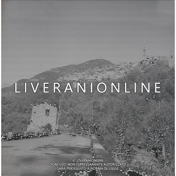 NEG-1963 ARMA DI TAGGIA LA BATTAGLIA DI SAN MARTINO PER LA COSTRUZIONE DELLA DIGA LA POPOLAZIONE NON LA VUOLE E PROTESTA IL GIORNO 11 NOVEMBRE 1963 VENGONO SOSPESI I LAVORI AG ALDO LIVERANI SAS