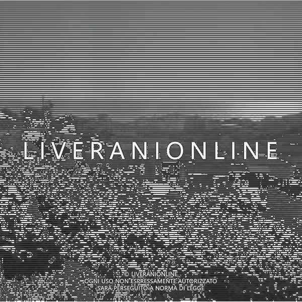 NEG-1963 ARMA DI TAGGIA LA BATTAGLIA DI SAN MARTINO PER LA COSTRUZIONE DELLA DIGA LA POPOLAZIONE NON LA VUOLE E PROTESTA IL GIORNO 11 NOVEMBRE 1963 VENGONO SOSPESI I LAVORI AG ALDO LIVERANI SAS