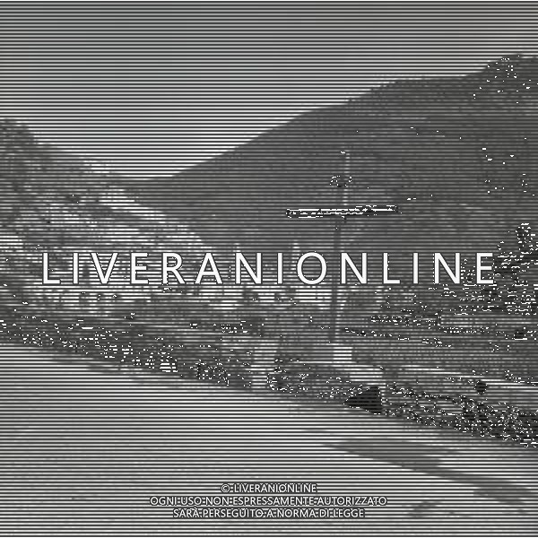 NEG-1963 ARMA DI TAGGIA LA BATTAGLIA DI SAN MARTINO PER LA COSTRUZIONE DELLA DIGA LA POPOLAZIONE NON LA VUOLE E PROTESTA IL GIORNO 11 NOVEMBRE 1963 VENGONO SOSPESI I LAVORI AG ALDO LIVERANI SAS