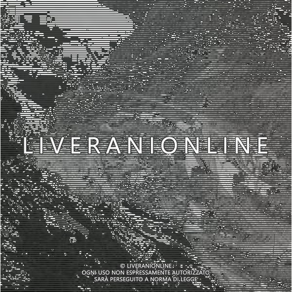 NEG-1963 ARMA DI TAGGIA LA BATTAGLIA DI SAN MARTINO PER LA COSTRUZIONE DELLA DIGA LA POPOLAZIONE NON LA VUOLE E PROTESTA IL GIORNO 11 NOVEMBRE 1963 VENGONO SOSPESI I LAVORI AG ALDO LIVERANI SAS