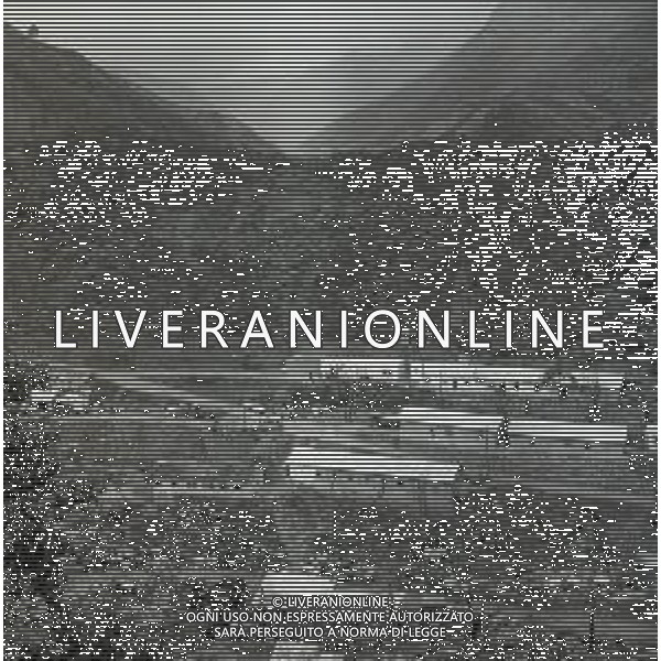 NEG-1963 ARMA DI TAGGIA LA BATTAGLIA DI SAN MARTINO PER LA COSTRUZIONE DELLA DIGA LA POPOLAZIONE NON LA VUOLE E PROTESTA IL GIORNO 11 NOVEMBRE 1963 VENGONO SOSPESI I LAVORI AG ALDO LIVERANI SAS