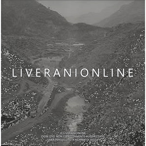 NEG-1963 ARMA DI TAGGIA LA BATTAGLIA DI SAN MARTINO PER LA COSTRUZIONE DELLA DIGA LA POPOLAZIONE NON LA VUOLE E PROTESTA IL GIORNO 11 NOVEMBRE 1963 VENGONO SOSPESI I LAVORI AG ALDO LIVERANI SAS