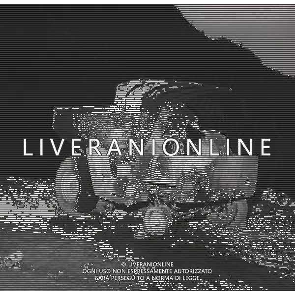 NEG-1963 ARMA DI TAGGIA LA BATTAGLIA DI SAN MARTINO PER LA COSTRUZIONE DELLA DIGA LA POPOLAZIONE NON LA VUOLE E PROTESTA IL GIORNO 11 NOVEMBRE 1963 VENGONO SOSPESI I LAVORI AG ALDO LIVERANI SAS
