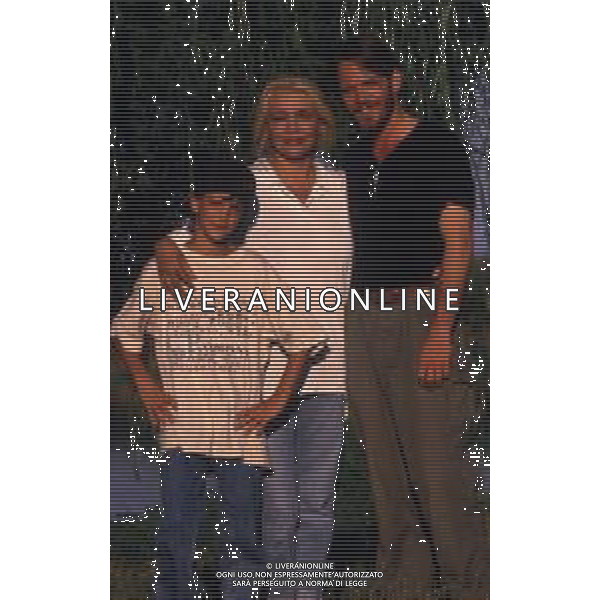 DIAP-RETROSPETTIVA MARA VENIER ATTIRCE E PRESENTATRICE TELEVISIVA NELLA FOTO MARA VENIER CON LORENZO DE ANGELIS E TOBIAS HOESL SUL SET DEL FILM“IL GOAL DI MARTIN PESCATORE “NELL\'ANNO 1997 AG ALDO LIVERANI SAS