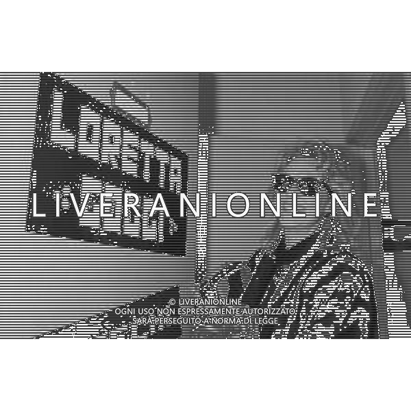 Neg- RETROSPETTIVA LORETTA GOGGI CANTANTE E CONDUTTRICE TELEVISIVA NELLA FOTO ALLA CONDUZIONE DEL FESTIVAL DI SANREMO NEL FEBBRAIO 1986 AG ALDO LIVERANI SAS