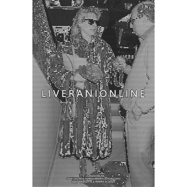 Neg- RETROSPETTIVA LORETTA GOGGI CANTANTE E CONDUTTRICE TELEVISIVA NELLA FOTO ALLA CONDUZIONE DEL FESTIVAL DI SANREMO NEL FEBBRAIO 1986 CON GIGI VESIGNA AG ALDO LIVERANI SAS