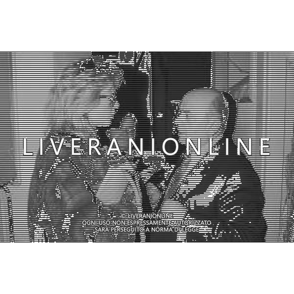 Neg- RETROSPETTIVA LORETTA GOGGI CANTANTE E CONDUTTRICE TELEVISIVA NELLA FOTO ALLA CONDUZIONE DEL FESTIVAL DI SANREMO NEL FEBBRAIO 1986 AG ALDO LIVERANI SAS