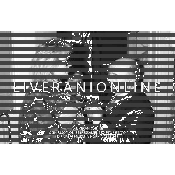 Neg- RETROSPETTIVA LORETTA GOGGI CANTANTE E CONDUTTRICE TELEVISIVA NELLA FOTO ALLA CONDUZIONE DEL FESTIVAL DI SANREMO NEL FEBBRAIO 1986 AG ALDO LIVERANI SAS