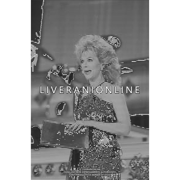 Neg- RETROSPETTIVA LORETTA GOGGI CANTANTE E CONDUTTRICE TELEVISIVA NELLA FOTO ALLA CONDUZIONE DEL FESTIVAL DI SANREMO NEL FEBBRAIO 1986 AG ALDO LIVERANI SAS
