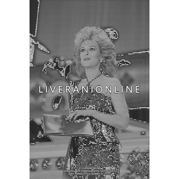Neg- RETROSPETTIVA LORETTA GOGGI CANTANTE E CONDUTTRICE TELEVISIVA NELLA FOTO ALLA CONDUZIONE DEL FESTIVAL DI SANREMO NEL FEBBRAIO 1986 AG ALDO LIVERANI SAS