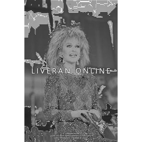 Neg- RETROSPETTIVA LORETTA GOGGI CANTANTE E CONDUTTRICE TELEVISIVA NELLA FOTO ALLA CONDUZIONE DEL FESTIVAL DI SANREMO NEL FEBBRAIO 1986 AG ALDO LIVERANI SAS