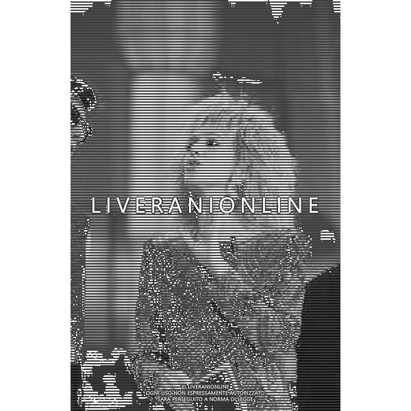 Neg- RETROSPETTIVA LORETTA GOGGI CANTANTE E CONDUTTRICE TELEVISIVA NELLA FOTO ALLA CONDUZIONE DEL FESTIVAL DI SANREMO NEL FEBBRAIO 1986 AG ALDO LIVERANI SAS