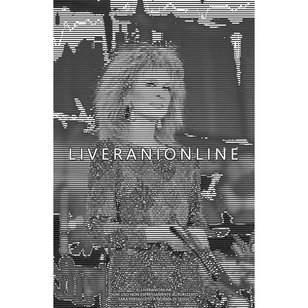 Neg- RETROSPETTIVA LORETTA GOGGI CANTANTE E CONDUTTRICE TELEVISIVA NELLA FOTO ALLA CONDUZIONE DEL FESTIVAL DI SANREMO NEL FEBBRAIO 1986 AG ALDO LIVERANI SAS