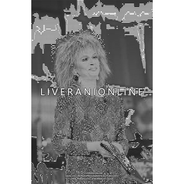 Neg- RETROSPETTIVA LORETTA GOGGI CANTANTE E CONDUTTRICE TELEVISIVA NELLA FOTO ALLA CONDUZIONE DEL FESTIVAL DI SANREMO NEL FEBBRAIO 1986 AG ALDO LIVERANI SAS