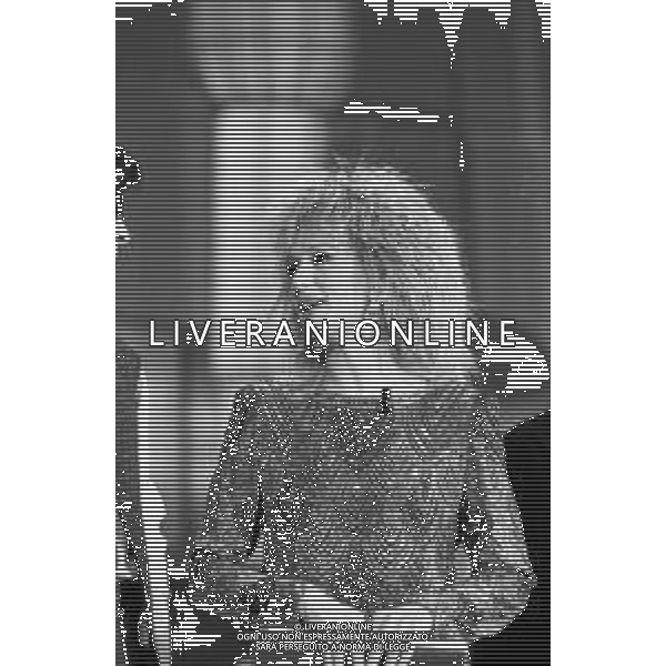 Neg- RETROSPETTIVA LORETTA GOGGI CANTANTE E CONDUTTRICE TELEVISIVA NELLA FOTO ALLA CONDUZIONE DEL FESTIVAL DI SANREMO NEL FEBBRAIO 1986 AG ALDO LIVERANI SAS