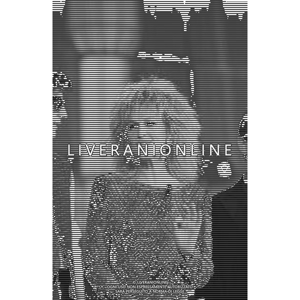 Neg- RETROSPETTIVA LORETTA GOGGI CANTANTE E CONDUTTRICE TELEVISIVA NELLA FOTO ALLA CONDUZIONE DEL FESTIVAL DI SANREMO NEL FEBBRAIO 1986 AG ALDO LIVERANI SAS