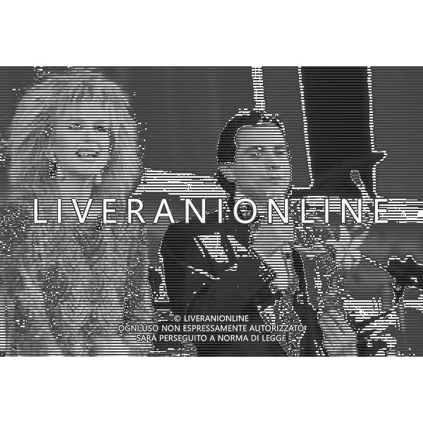 Neg- RETROSPETTIVA LORETTA GOGGI CANTANTE E CONDUTTRICE TELEVISIVA NELLA FOTO ALLA CONDUZIONE DEL FESTIVAL DI SANREMO NEL FEBBRAIO 1986 CON SERGIO MANCINELLI AG ALDO LIVERANI SAS