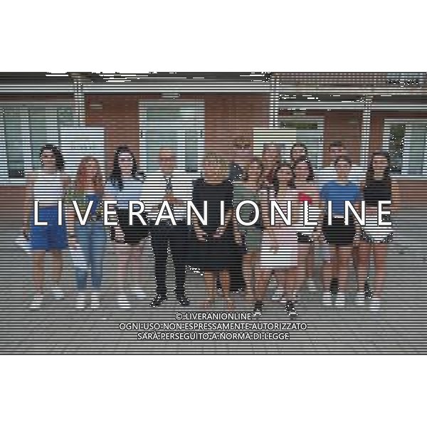 IMOLA 05 07 2023 CONSEGNA DEI DIPLOMI AGLI STUDENTI DELLA SCUOLA CIOFS NELLA FOTO ASSESSORE FABRIZIO CASTELLARI CON GLI STUDENTI DEL CORSO DI ACCONCIATURA ©SANNA/AGENZIA ALDO LIVERANI SAS