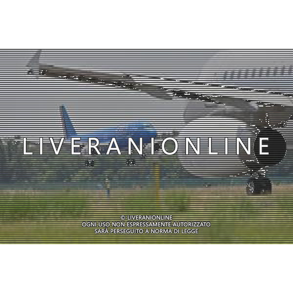 TVRG Aerei Milano Linate nella foto traffico aereo, aerei in fase di atterraggio e decollo Segrate (Milano) 03-07-2023 Aerei in partenza e arrivo all\'aeroporto di Milano Linate foto Roberto Garavaglia/ag. Aldo Liverani sas/AGENZIA ALDO LIVERANI SAS