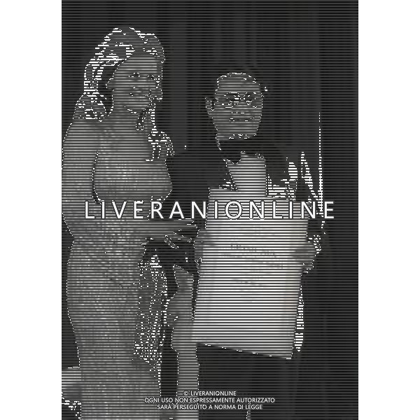 NEG-RETROSPETTIVA ANN MARGRET ATTRICE NELLA FOTO ANN MARGRET PSEUDONIMO DI ANN MARGRET OLSSON A CANNES NELL\'ANNO 1975 CON KIN HU AG ALDO LIVERANI SAS