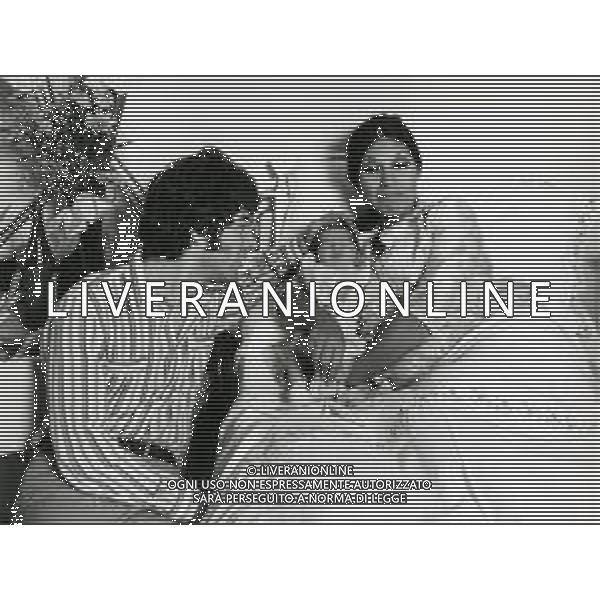 ST-RETROSPETTIVA DON BACKY PSEUDONIMO DI ALDO CAPONI CANTAUTORE ATTORE E SCRITTORE  NELLA FOTO DON BACKY CON LA MOGLIE LILIANA PETRALIA IN OSPEDALE PER LA NASCITA DEL FIGLIO EMILIANO ANNI 70 AG ALDO LIVERANI SAS 