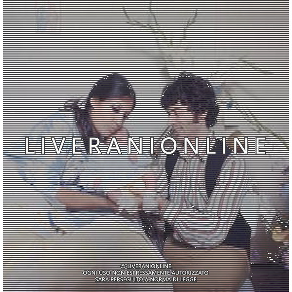 COL-RETROSPETTIVA DON BACKY PSEUDONIMO DI ALDO CAPONI CANTAUTORE ATTORE E SCRITTORE  NELLA FOTO DON BACKY CON LA MOGLIE LILIANA PETRALIA IN OSPEDALE PER LA NASCITA DEL FIGLIO EMILIANO ANNI 70 AG ALDO LIVERANI SAS 