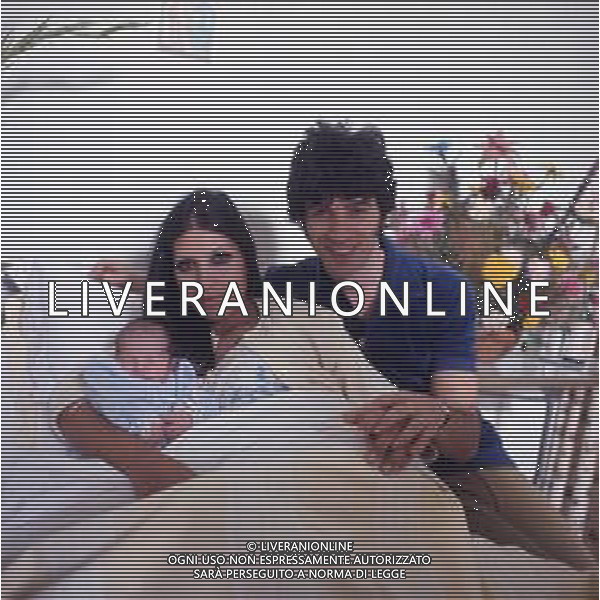 COL-RETROSPETTIVA DON BACKY PSEUDONIMO DI ALDO CAPONI CANTAUTORE ATTORE E SCRITTORE  NELLA FOTO DON BACKY CON LA MOGLIE LILIANA PETRALIA IN OSPEDALE PER LA NASCITA DEL FIGLIO EMILIANO ANNI 70 AG ALDO LIVERANI SAS 