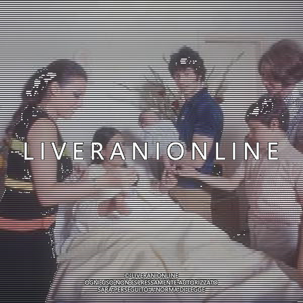 COL-RETROSPETTIVA DON BACKY PSEUDONIMO DI ALDO CAPONI CANTAUTORE ATTORE E SCRITTORE  NELLA FOTO DON BACKY CON LA MOGLIE LILIANA PETRALIA IN OSPEDALE PER LA NASCITA DEL FIGLIO EMILIANO ANNI 70 AG ALDO LIVERANI SAS  