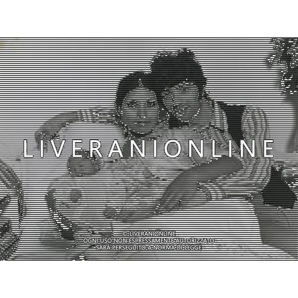 ST-RETROSPETTIVA DON BACKY PSEUDONIMO DI ALDO CAPONI CANTAUTORE ATTORE E SCRITTORE  NELLA FOTO DON BACKY CON LA MOGLIE LILIANA PETRALIA IN OSPEDALE PER LA NASCITA DEL FIGLIO EMILIANO ANNI 70 AG ALDO LIVERANI SAS 