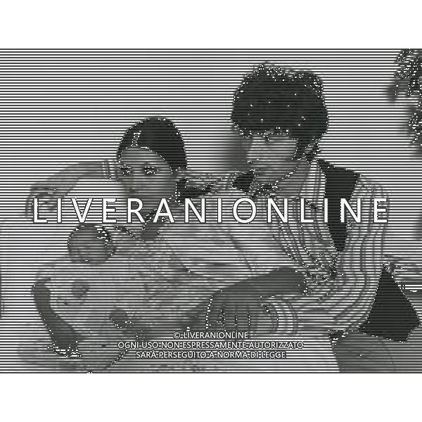 ST-RETROSPETTIVA DON BACKY PSEUDONIMO DI ALDO CAPONI CANTAUTORE ATTORE E SCRITTORE  NELLA FOTO DON BACKY CON LA MOGLIE LILIANA PETRALIA IN OSPEDALE PER LA NASCITA DEL FIGLIO EMILIANO ANNI 70 AG ALDO LIVERANI SAS  