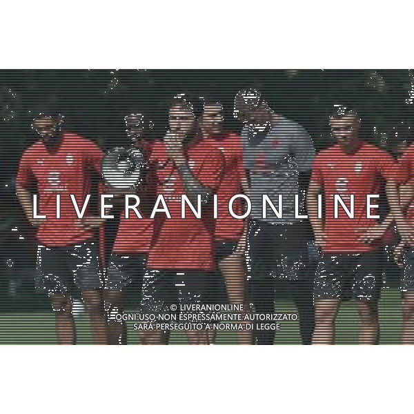 TVRG Allenamento Milan nella foto prima dell\'allenamento Davide Calabria e la squadra salutano i tifosi e ricordano Silvio Berlusconi Carnago (VA) 10-07-2023 Primo allenamento del Milan in vista della stagione 2023-2024 foto Roberto Garavaglia/ag. Aldo Liverani sas/ AGENZIA ALDO LIVERANI SAS
