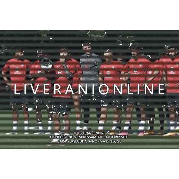 TVRG Allenamento Milan nella foto prima dell\'allenamento Davide Calabria e la squadra salutano i tifosi e ricordano Silvio Berlusconi Carnago (VA) 10-07-2023 Primo allenamento del Milan in vista della stagione 2023-2024 foto Roberto Garavaglia/ag. Aldo Liverani sas/ AGENZIA ALDO LIVERANI SAS