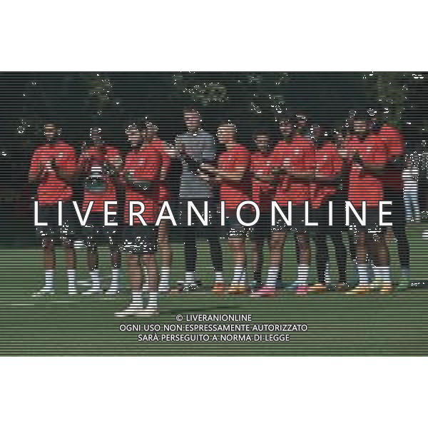 TVRG Allenamento Milan nella foto prima dell\'allenamento Davide Calabria e la squadra salutano i tifosi e ricordano Silvio Berlusconi Carnago (VA) 10-07-2023 Primo allenamento del Milan in vista della stagione 2023-2024 foto Roberto Garavaglia/ag. Aldo Liverani sas/ AGENZIA ALDO LIVERANI SAS