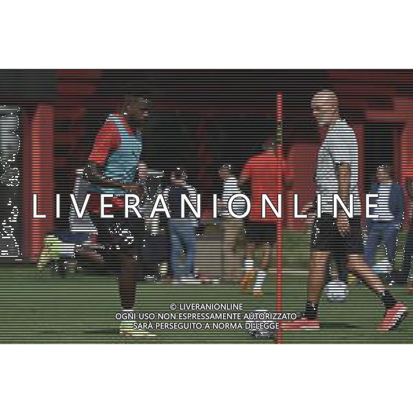 TVRG Allenamento Milan nella foto Divock Origi (Milan) e sulla DX Stefano Pioli allenatore Milan Carnago (VA) 10-07-2023 Primo allenamento del Milan in vista della stagione 2023-2024 foto Roberto Garavaglia/ag. Aldo Liverani sas/ AGENZIA ALDO LIVERANI SAS