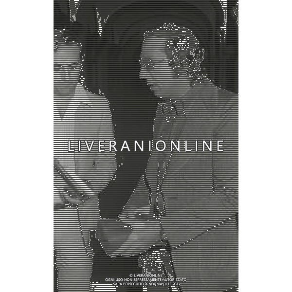 NEG-RETROSPETTIVA MIKE BONGIORNO PRESENTATORE TELEVISIVO NELLA FOTO MIKE BONGIORNO NELL\'ANNO 1972 A MILANO IN CLINICA PER LA NASCITA DEL FIGLIO MICHELE AG ALDO LIVERANI SAS 