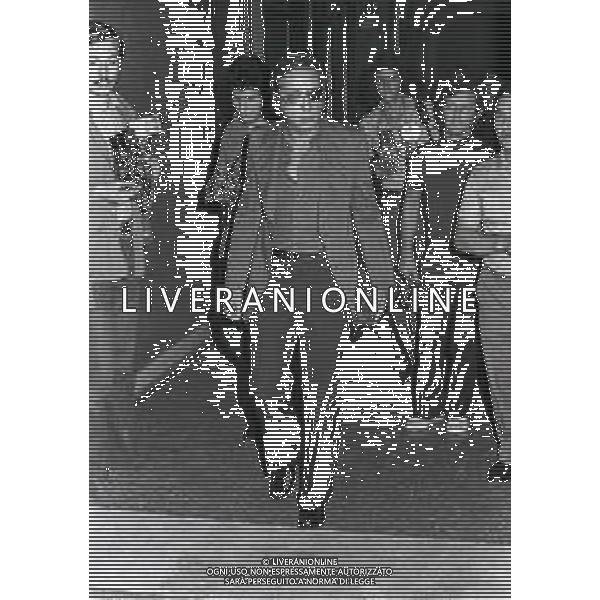 NEG-RETROSPETTIVA MIKE BONGIORNO PRESENTATORE TELEVISIVO NELLA FOTO MIKE BONGIORNO NELL\'ANNO 1972 A MILANO IN CLINICA PER LA NASCITA DEL FIGLIO MICHELE AG ALDO LIVERANI SAS 