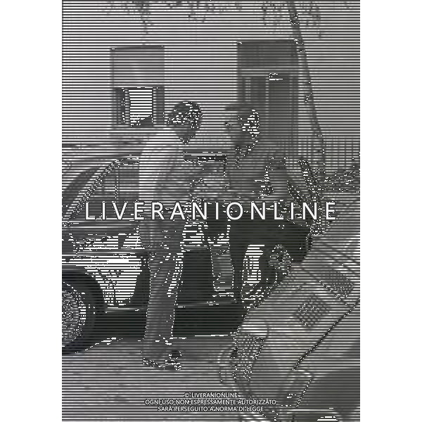NEG-RETROSPETTIVA MIKE BONGIORNO PRESENTATORE TELEVISIVO NELLA FOTO MIKE BONGIORNO NELL\'ANNO 1972 A MILANO IN CLINICA PER LA NASCITA DEL FIGLIO MICHELE AG ALDO LIVERANI SAS 