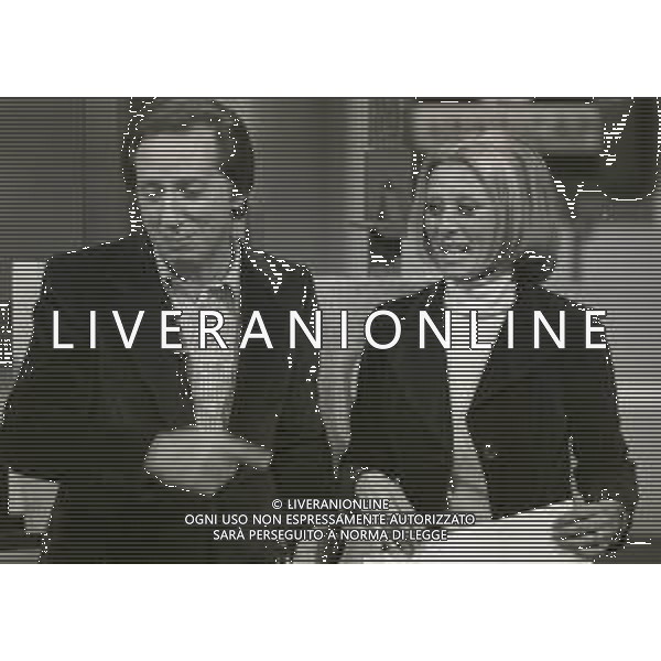 NEG-RETROSPETTIVA MIKE BONGIORNO PRESENTATORE TELEVISIVO NELLA FOTO MIKE BONGIORNO CON SANDRA MONDAINI NELLA TRASMISSIONE TELEVISIVA SCOMMETTIAMO NELL\'ANNO 1977-1978 AG ALDO LIVERANI SAS 