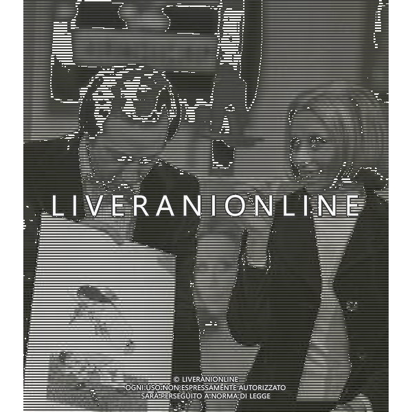 NEG-RETROSPETTIVA MIKE BONGIORNO PRESENTATORE TELEVISIVO NELLA FOTO MIKE BONGIORNO CON SANDRA MONDAINI NELLA TRASMISSIONE TELEVISIVA SCOMMETTIAMO NELL\'ANNO 1977-1978 AG ALDO LIVERANI SAS 