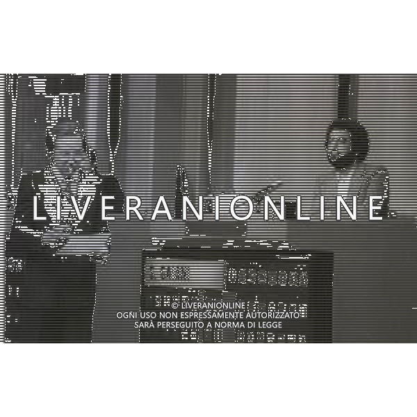 NEG-RETROSPETTIVA MIKE BONGIORNO PRESENTATORE TELEVISIVO NELLA FOTO MIKE BONGIORNO NELLA TRASMISSIONE TELEVISIVA SCOMMETTIAMO NELL\'ANNO 1977-1978 AG ALDO LIVERANI SAS 