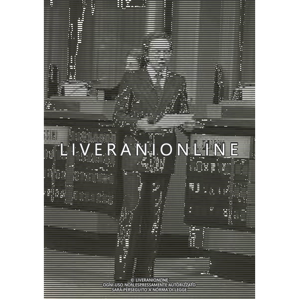 NEG-RETROSPETTIVA MIKE BONGIORNO PRESENTATORE TELEVISIVO NELLA FOTO MIKE BONGIORNO NELLA TRASMISSIONE TELEVISIVA SCOMMETTIAMO NELL\'ANNO 1977-1978 AG ALDO LIVERANI SAS 