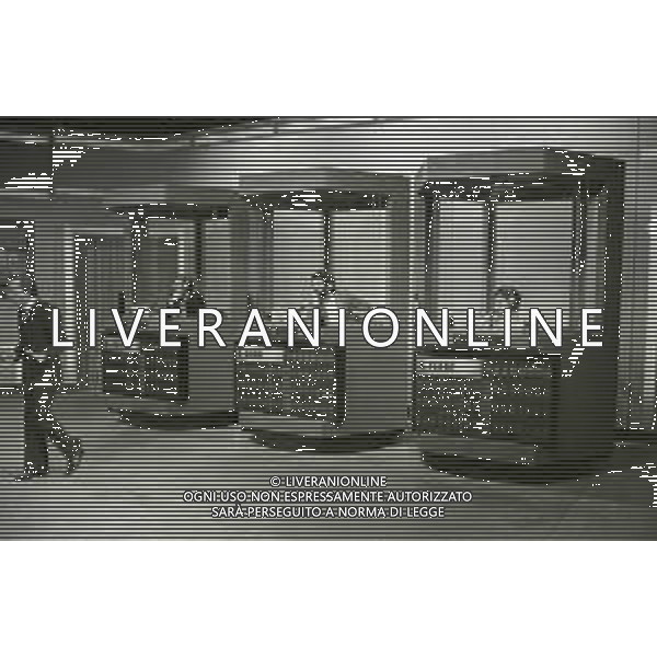 NEG-RETROSPETTIVA MIKE BONGIORNO PRESENTATORE TELEVISIVO NELLA FOTO MIKE BONGIORNO NELLA TRASMISSIONE TELEVISIVA SCOMMETTIAMO NELL\'ANNO 1977-1978 AG ALDO LIVERANI SAS 