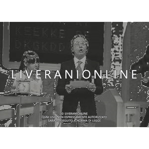 NEG-RETROSPETTIVA MIKE BONGIORNO PRESENTATORE TELEVISIVO NELLA FOTO MIKE BONGIORNO NELLA TRASMISSIONE TELEVISIVA SCOMMETTIAMO NELL\'ANNO 1977-1978 AG ALDO LIVERANI SAS 