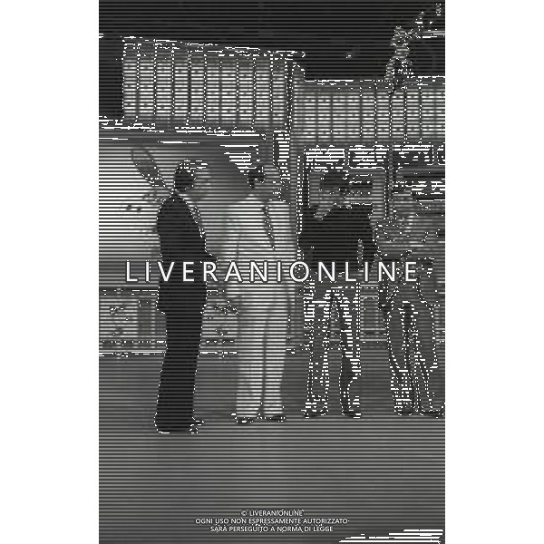 NEG-RETROSPETTIVA MIKE BONGIORNO PRESENTATORE TELEVISIVO NELLA FOTO MIKE BONGIORNO NELLA TRASMISSIONE TELEVISIVA SCOMMETTIAMO NELL\'ANNO 1977-1978 AG ALDO LIVERANI SAS 